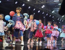 Menggemaskan, Anak-Anak Ikut Jadi Model Di Padang Fashion Summit 2025
