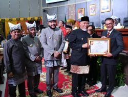 Wartawan Senior Hasril Chaniago Terima Pin Emas di HJK Padang ke-356, Sampaikan Pesan Cinta untuk Kota Tercinta