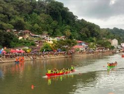 “Awas Yo” Kalahkan Remaja POD SP dalam Laga Seru Selaju Sampan di Pol B