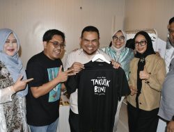Di HJK Padang, Sekretaris Menteri Ekraf Borong Kaos Tangkelek Bertuliskan “Takuik Bini”