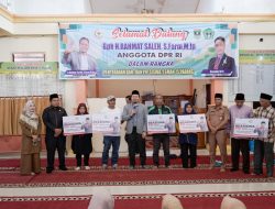 Rahmat Saleh Serahkan Beasiswa PIP di SMA 15 Padang