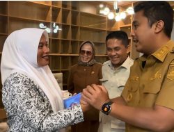 Bidan Dona Lubis, Sang Penyeberang Arus Deras Demi Pasien, Dinobatkan sebagai Nakes Teladan Sumbar 2025