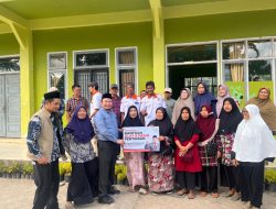 Rahmat Saleh Serahkan Bantuan Alsintan di Batipuh Tanah Datar
