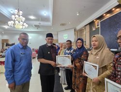 Kepala Biro Organisasi Raih Dua Penghargaan SAKIP, Diserahkan Langsung oleh Gubernur Sumatera Barat