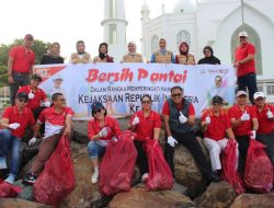 Kejati Sumbar Rayakan Harlah Kejaksaan Ke-80, dengan Tanam Pohon dan Bersih Pantai