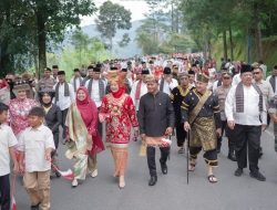 Meriah, Kabupaten Solok Gelar Pawai Alegoris Peringati HUT RI ke-80