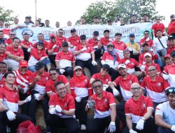 Ikuti Aksi Bersih Pantai, Ketua DPRD Sumbar Tegaskan Kebersihan Lahirkan Pikiran Jernih dan Produktif