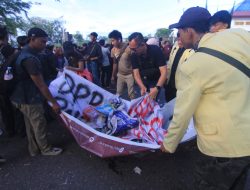 Usai Unjuk Rasa Damai, Mahasiswa Kumpulkan Sampah Berserakan