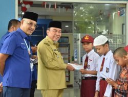 Dirut Hendra Pebrizal Bersama Wawako Maigus Berikan Beasiswa 137 Anak Karyawan Perumda Air Minum