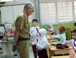 Pelajar SD Semen PadangBahagia Dapat Menu Sehat Gratis