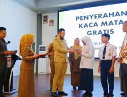 Walikota Fadly Amran Berikan Kacamata Gratis Kepada Siswi SMP 33 Padang