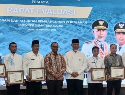 Padang Terima Penghargaan Pembebasan Retribusi PBG Terbanyak se-Sumbar
