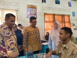 Melalui Dana Pokir, Wakil Ketua Epi Yandri Salurkan Bantuan 13 Unit Komputer di SMA 2 Padang