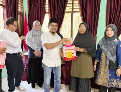 Wakil Bupati Solok Serahkan Bantuan makan Balita Bersama Anggota DPD-RI Muslim Yatim