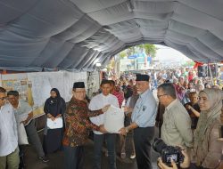 Gubernur Sumbar Serahkan Bantuan Beras CPP untuk Korban Kebakaran Pasar Payakumbuh