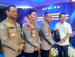 Ketua PWI Sumbar Terima Penghargaan dari Ditlantas Polda Sumbar