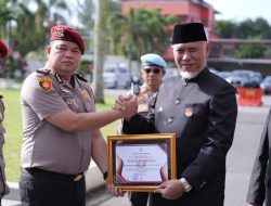 Gubernur Mahyeldi Sebagai Irup Hari Kesaktian Pancasila, dan Berikan Penghargaan Kepada Anggota Polda Sumbar