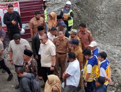 Bupati Solok dan Wakil Ketua Komisi VI DPR RI Tinjau Progres Pembangunan Jalan Nasional di Air Dingin