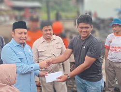 Rahmat Saleh Serahkan Bantuan Korban Kebakaran di Pemancungan Padang