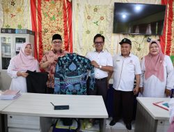 Serahkan Bantuan Batik ke Tiga SMA, Ketua DPRD Sumbar Tekankan Pentingnya Guru Konselor