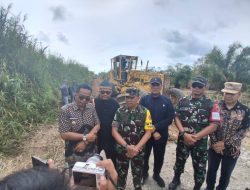 Kepala Tim Wasev Mabesad AD, Brigjen TNI Heru Lang Lang Buana, Bersama Wabub, M. Ihfan Tinjau dan Uji Jalan TMMD TNI ke- 126