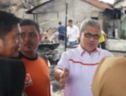 Ketua DPRD Sumbar Muhidi Serahkan Bantuan Rp25 Juta kepada Korban Kebakaran Pamancungan