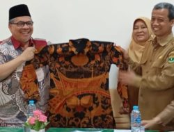 Ketua DPRD Sumbar Serahkan Baju Batik untuk ASN dan Guru Dinas Pendidikan