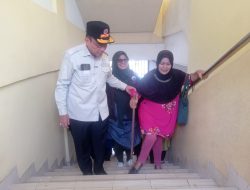 Wawako Maigus Nasir Tuntun Warga yang Kesulitan Naik Shelter SMP N 25