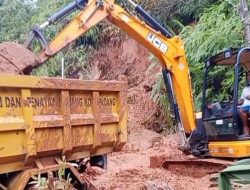 Atasi Bencana, Dua Alat Berat DPUPR Padang Diturunkan