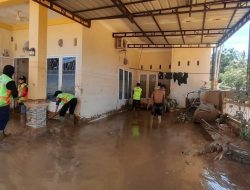 Pasca Banjir, Petugas Kerahkan Kekuatan Penuh Bersihkan Rumah Warga Terdampak