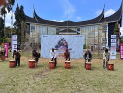 Pesona Tambua Tansa 2025 Bergema, Gubernur Mahyeldi Apresiasi Anak Muda Agam