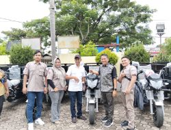 Evi Yandri Rajo Budiman Serahkan 10 Unit Becak Motor Kepada LPS Kota Padang