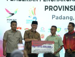 Gubernur Mahyeldi Serahkan Bonus Rp.9 Miliar Lebih Kepada Para Atlet dan Pelatih berprestasi di Sumbar