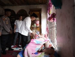 Bupati Solok Jon Firman Pandu Serahkan Bantuan Sosial kepada Warga Pantai Cermin