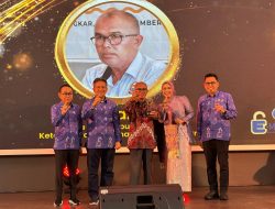 Almudazir Terima Penghargaan AMP dari KI Sumbar Tahun 2025