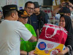 Wagub Sumbar Serahkan Bantuan Darurat untuk Warga Terdampak Banjir di Batu Busuak