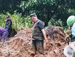 Gerak Cepat,Gubernur Mahyeldi Bersihkan Material Longsor di Malalak