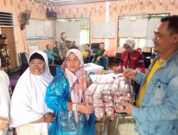 Ketua DPRD Pasaman Barat Dirwansyah bagi kan sembako ke warga Aie Gadang
