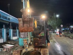 Cuaca Membaik,Pemko Padang Bersihkan Jalan Tertutup Lumpur