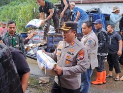 Kapolres Pasaman Barat bersama Unsur Forkopimda Kunjungi dan Serahkan Bantuan ke Korban Longsor di Talamau