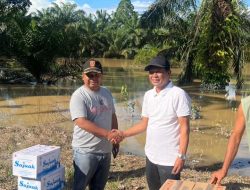 Akses Darat Lumpuh, anggota DPRD Ridwan Dt Tumbijo Kirim Bantuan ke Labuhan Lewat Jalur Laut