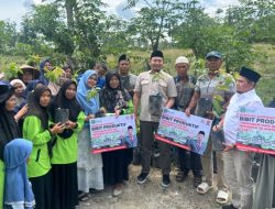 Rahmat Saleh Serahkan Bantuan Bibit Unggul untuk Petani Solok