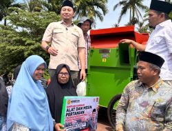 Anggota DPR RI Rahmat Saleh Serahkan Bibit Unggul Bersertifikat Kepada Petani di Paninggahan