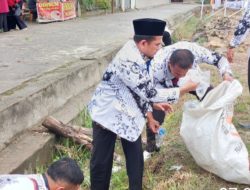 Wabup Solok Gelar Aksi Bersihkan Sampah Bersama Disela HUT PGRI yang ke- 80