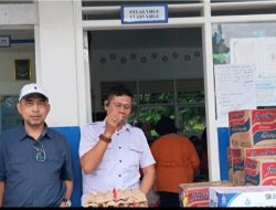 Dirut PT Patra Andalas H.Joni Putra Sikumbang Berikan Bantuan Sembako Pasca Banjir di Batu Busuk