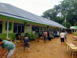 Damkar Padang Berjibaku Lakukan Pembersihan Dilingkungan Sekolah Pascabanjir