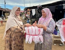 Temui Korban Banjir Di Nanggalo, Istri Wawako Padang Teteskan Air Mata