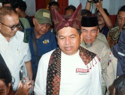 Gubernur Jawa Barat Tiba di Padang, Berencana Bangun Satu Kampung Bagi Korban Banjir