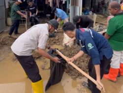 ASN Pemko Padang Berjibaku Bersihkan SMA 12 Akibat Banjir Longsor