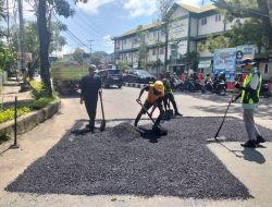 Usai Banjir Jalan Banyak Berlobang, Dinas PUPR Lakukan Penambalan